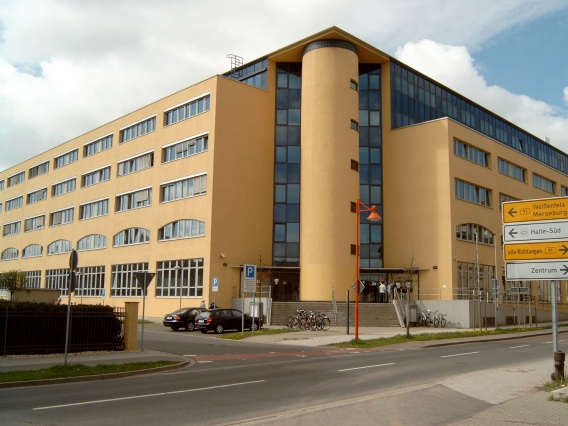 Haupteingang Justizzentrum Halle in der Thüringer Straße Haupteingang Justizzentrum Halle in der Thüringer Straße